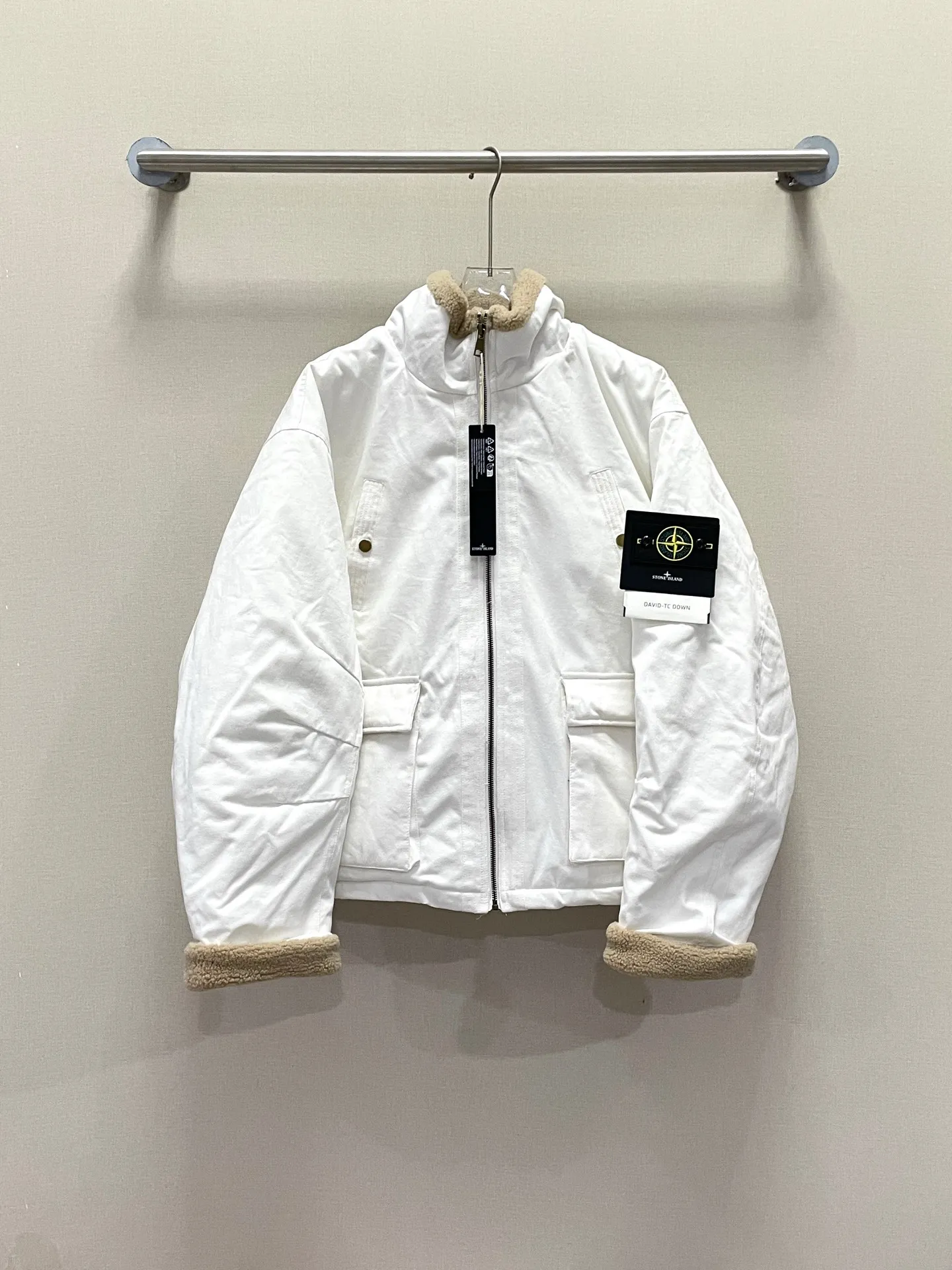 P480 STONE ISLAND/STONE ISLAND spliced stand-collar flight suit cotton jacket Made of new fabrics, full vertical grain fabric ⚠️Recommend dry cleaning Do not machine wash and soak Easy to take care of when dirty It is not recommended to throw it directly into the washing machine Must-have in winter Windproof and warm Slim and versatile Uniform style for men and women Original loose version You can feel the warmth when you wear it Comfortable and soft Full of elasticity Comparable to a down jacket Customized badge Spliced plush Good warmth retention Color: Navy Off-white